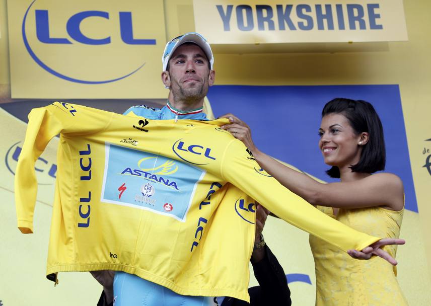 Cerimonia d’investitura sul podio inglese: lo Squalo prende la maglia gialla (Action Image)